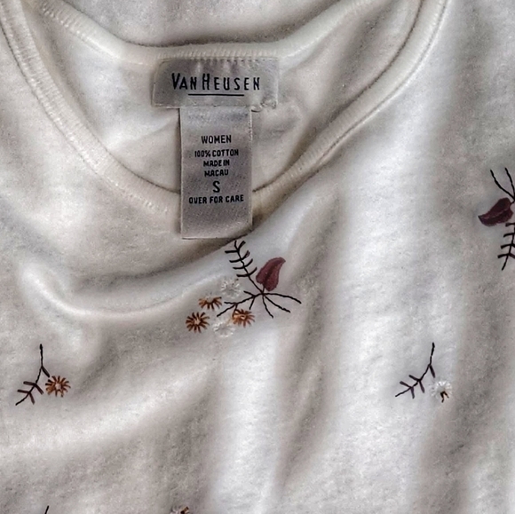 Autumn Embroidered Leaves in Size Small Creme Long-Sleeved Top - Picture 3 of 6